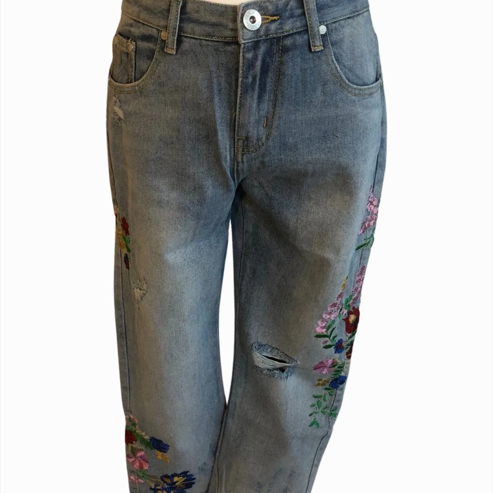 SALE!!!!!! NWT Floral Embroidered Light Denim Jeans - Picture 5 of 10
